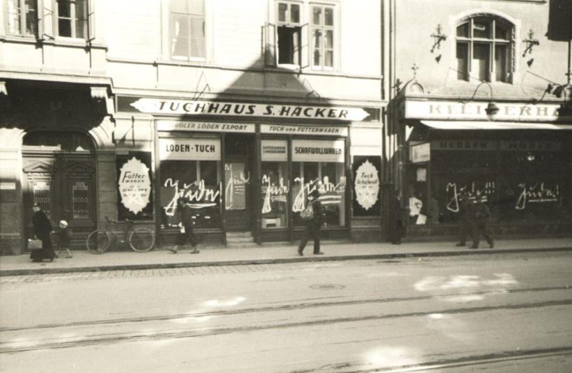 Magasins portant l'inscription "Juifs" en avril 1938 à Innsbruck (photo credit: DR)