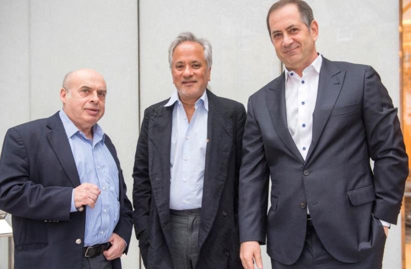 Anish Kapoor is flanked by Jewish Agency Chairman Natan Sharansky (left) and Stan Polovets, chairman and cofounder of the Genesis Prize Foundation. (photo credit: GENESIS PRIZE FOUNDATION)