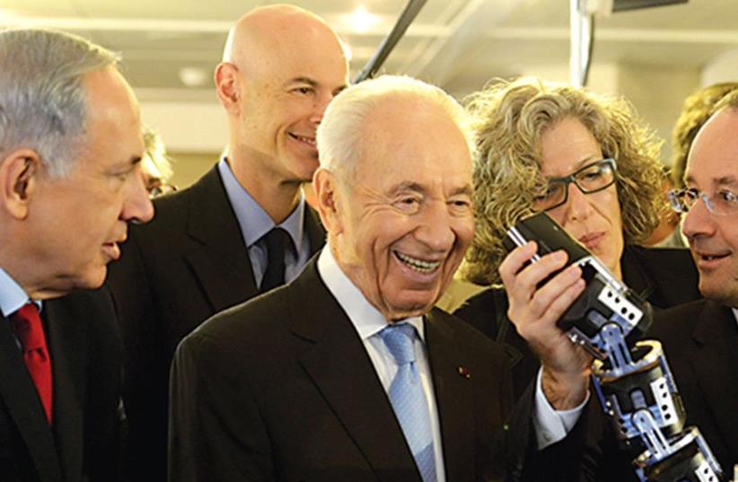 PRIME MINISTER Benjamin Netanyahu, late former president Shimon Peres and French President François Hollande. Interpreter Gisele Abazon stands behind Peres and Hollande. (photo credit: KOBI GIDEON/GPO)