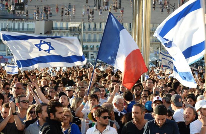 People hold Israeli and French flags as they take part in a demonstration supporting Israel on July 27, 2014 in Marseille, southeastern France (photo credit: BORIS HORVAT / AFP)