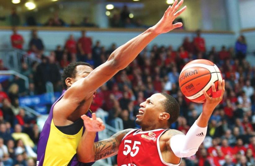Hapoel Jerusalem guard Curtis Jerrells beats Hapoel Holon’s Darion Atkins to the basket during last night’s win in the State Cup semifinal, with Maccabi Ashdod guard Chase Simon (photo credit: DANNY MARON)