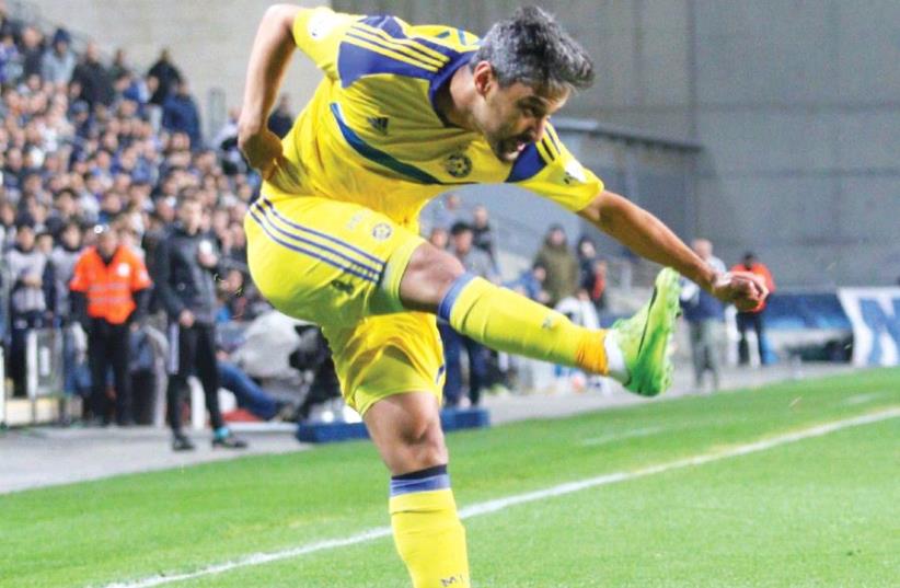 Maccabi Tel Aviv striker Barak Itzhaki scored the only goal of last night’s 1-0 win at Maccabi Petah Tikva in Premier League action. (photo credit: AVI AVICHAI)