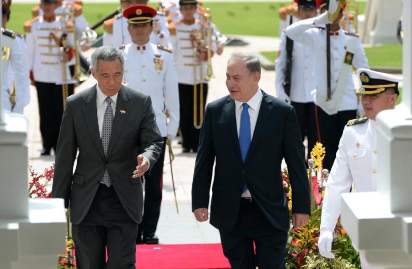 Prime Minister Benjamin Netanyahu and  Singapore Prime Minister Lee Hsien Loong (photo credit: CHAIM TZACH/GPO)