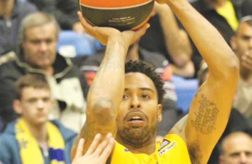 Maccabi Tel Aviv swingman Sylven Landesberg led the team with 19 points in Russia last night, but it was not enough to avoid a 93-81 loss to CSKA Moscow. (photo credit: ADI AVISHAI)