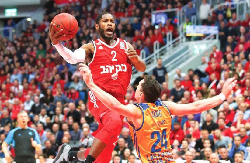Hapoel Jerusalem guard Jerome Dyson (center) scored a game-high 20 points in last night’s 87-67 win over Gran Canaria and Kyle Kuric (24) in Game 1 of the Eurocup quarterfinals (photo credit: DANNY MARON)