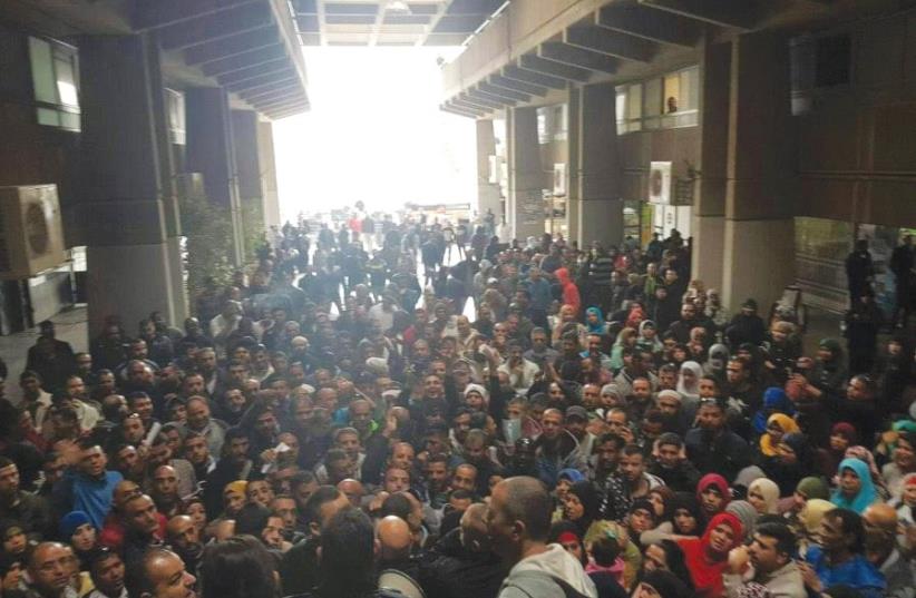 AN UNEXPECTEDLY LARGE crowd of Rahat residents waits in Beersheba to apply to purchase housing plots. (photo credit: MOSAWA CENTER)