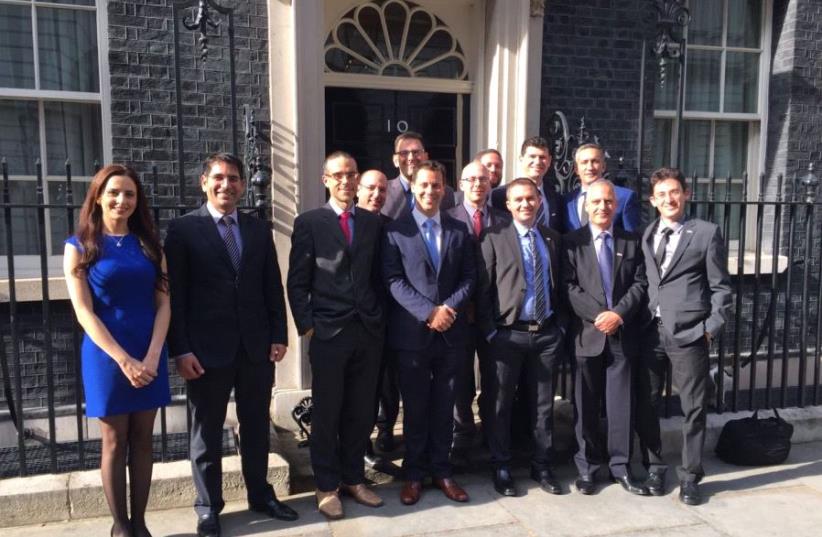 The Hub team with then Foreign Secretary Hammond, in 2015 (photo credit: LOUIZ GREEN)