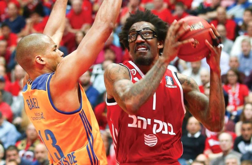 After apologizing for making homophobic comments, Hapoel Jerusalem center Amar’e Stoudemire (right) aims to help the team into the Eurocup quarterfinals tonight when it visits Gran Canaria in Spain in Game 2 of the best-of-three quarterfinal series.  (photo credit: DANNY MARON)
