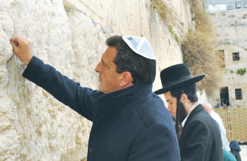 ARGENTINIAN POLITICIAN Sergio Massa places a note in the Western Wall on a visit to Jerusalem last week (photo credit: Courtesy)