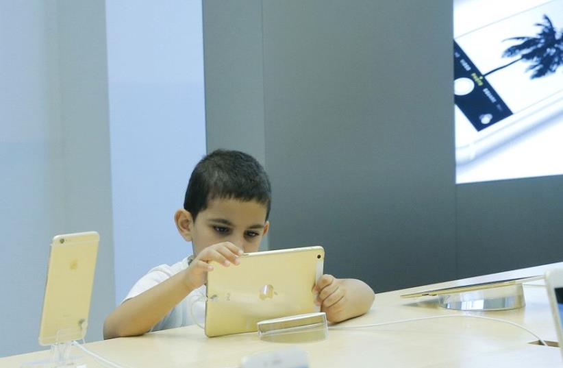 A boy with an Ipad (photo credit: REUTERS)
