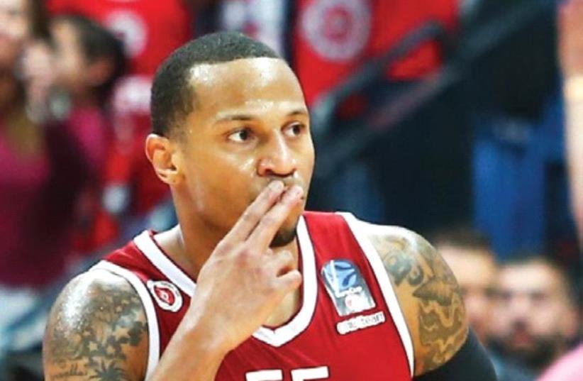 Hapoel Jerusalem guard Curtis Jerrells scored his team’s final seven points on Friday to help it to a 79-66 win over Valencia in Game 2 of the Eurocup semifinals. (photo credit: DANNY MARON)