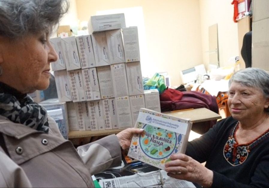The American Joint Jewish Distribution Committee (JDC) distributes matza to elderly jews in Odessa, Ukraine. (Credit: JDC)