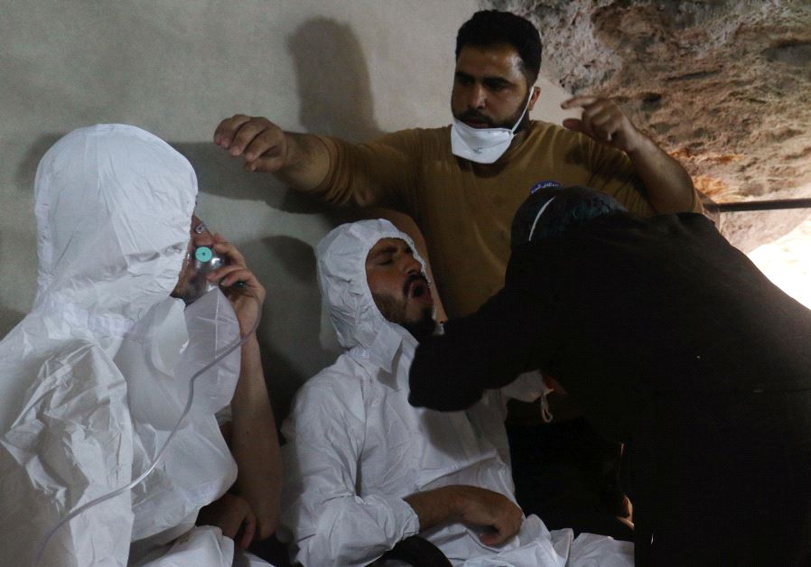 A man breathes through an oxygen mask as another one receives treatments, after what rescue workers described as a suspected gas attack in the town of Khan Sheikhoun in rebel-held Idlib, Syria April 4, 2017 / Reuters 