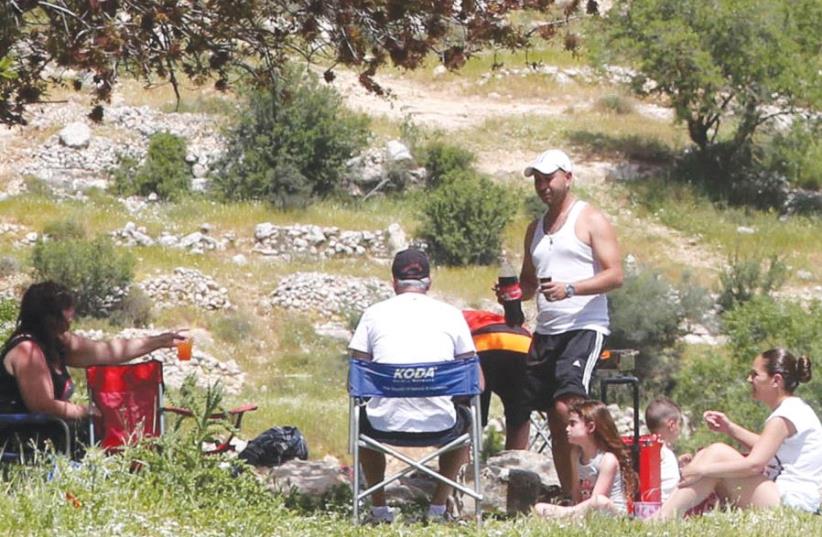 ISRAELIS ENJOY a hike and picnic. (photo credit: MARC ISRAEL SELLEM/THE JERUSALEM POST)