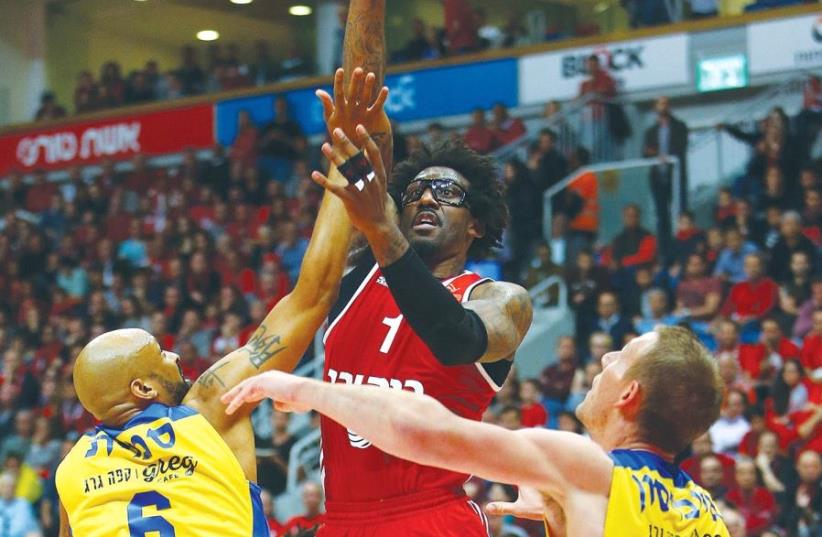 Hapoel Jerusalem center Amar’e Stoudemire (center) scores two of his eight points during last night’s 65-57 win over Maccabi Tel Aviv at the Jerusalem Arena (photo credit: UDI ZITIAT)