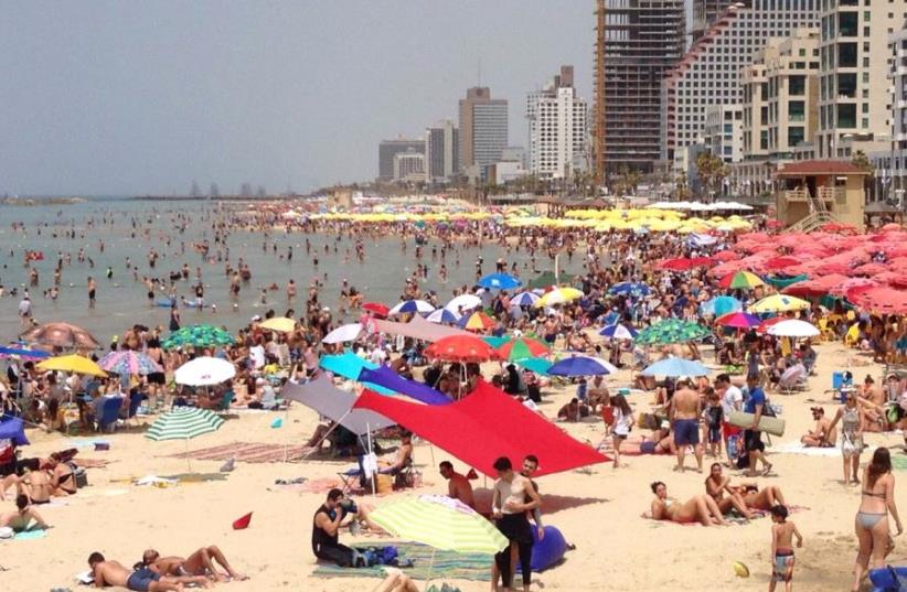 Thousands flock to Tel Aviv beaches during April 22 heat wave.  (photo credit: AVSHALOM SASSONI/MAARIV)