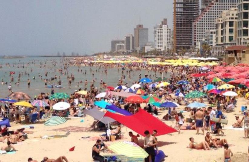 Thousands flock to Tel Aviv beaches during April 22 heat wave.  (photo credit: AVSHALOM SASSONI/MAARIV)