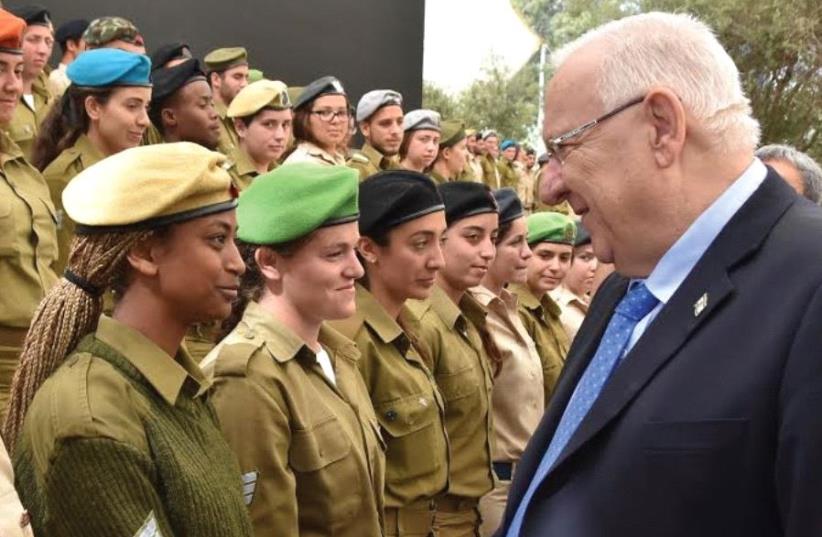 Reuven Rivlin tells IDF soldiers they are ‘the glory of Israel’ on April 27, 2017  at the President’s Residence in Jerusalem (photo credit: Mark Neiman/GPO)