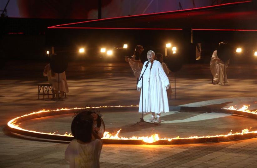 State Ceremony at Mt. Herzl begins with singing and torch lighting.  (photo credit: MARC ISRAEL SELLEM/THE JERUSALEM POST)