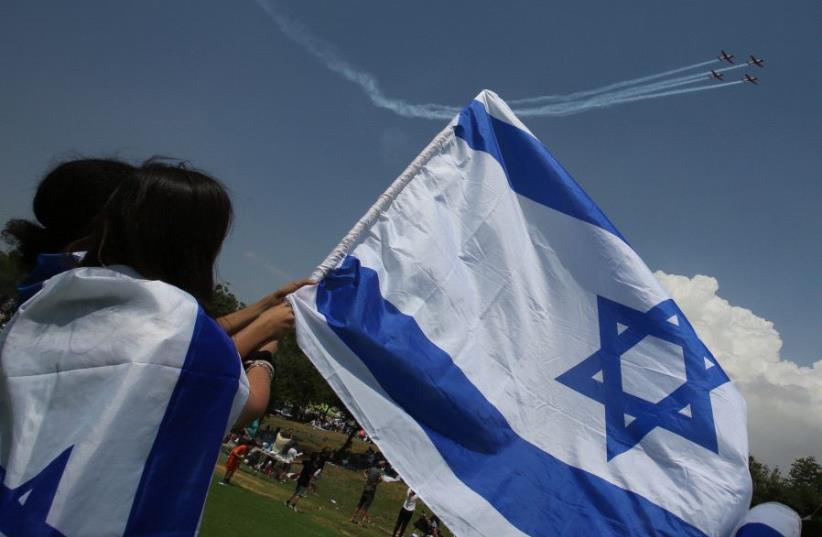 Israelis excitedly look on as the IAF performs its annual flyover.  (photo credit: MARC ISRAEL SELLEM)