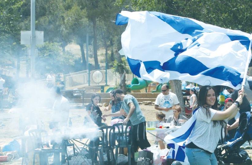PEOPLE CELEBRATE independence day with flags and barbecue in Jerusalem’s Sacher Park (photo credit: MARC ISRAEL SELLEM)