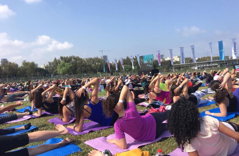 Israeli fitness buffs gather in Tel Aviv to hold the biggest Pilates class ever in Israel (photo credit: Lahav Harkov)