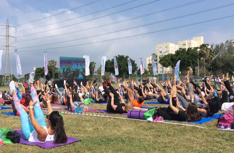 Israeli fitness buffs gather in Tel Aviv to hold the biggest Pilates class ever in Israel (photo credit: Lahav Harkov)