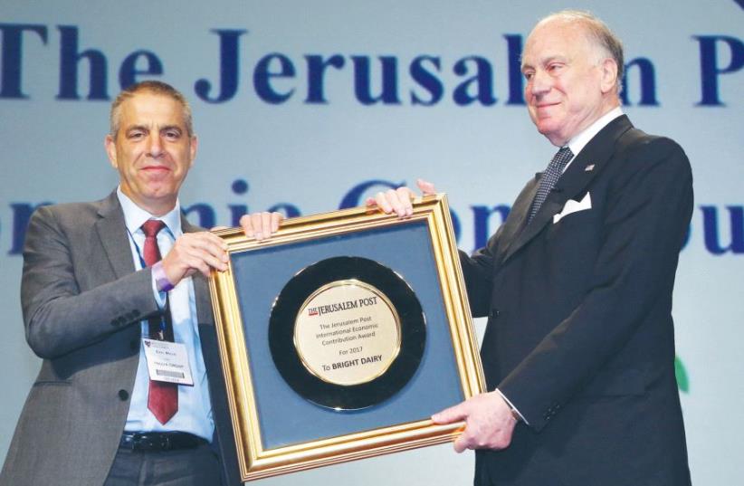 RUSALEM POST Conference President Ronald S. Lauder (right) presents Tnuva CEO Eyal Malis with the title of ‘Most Significant Contribution to the Israeli Economy,’ which Malis accepted on behalf of Bright Dairy chairman Chongjian Zhang (photo credit: SIVAN FARAG)
