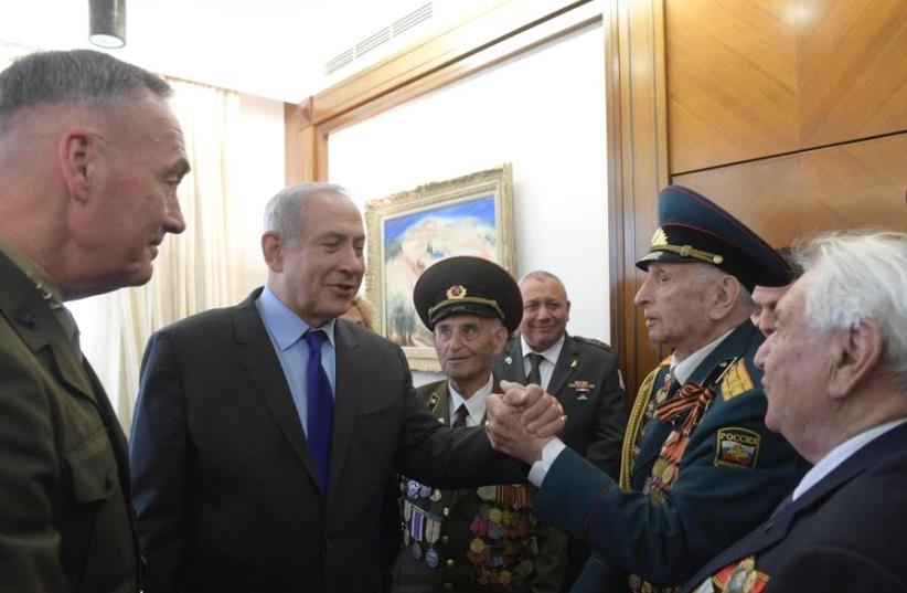 Prime Minister Netanyahu and Chairman of the US Joint Chiefs of Staff General Joseph Dunford meet with WWII veterans in Jerusalem to commemorate Victory in Europe Day (photo credit: AMOS BEN-GERSHOM/GPO)