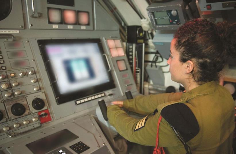 Le sergent Yali aux commandes de la console du simulateur de pilotage (photo credit: DR)