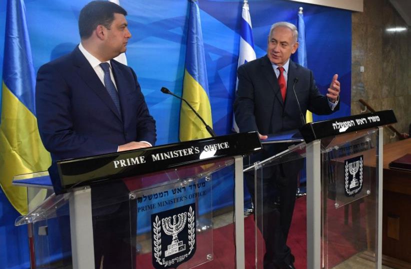 Netanyahu and Ukranian PM Volodymyr Groysman (photo credit: KOBI GIDEON/GPO)