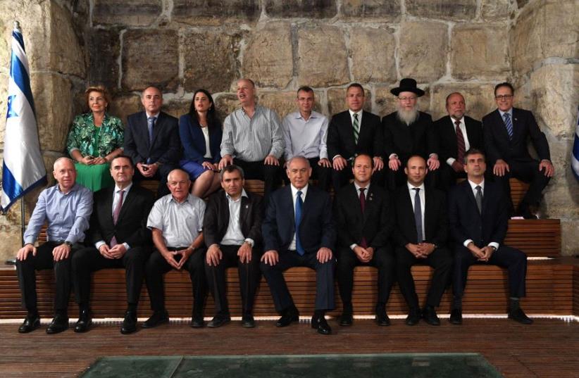 Netnyahu, cabinet ministers hold meeting at Western Wall ‏ (photo credit: KOBI GIDEON/GPO)