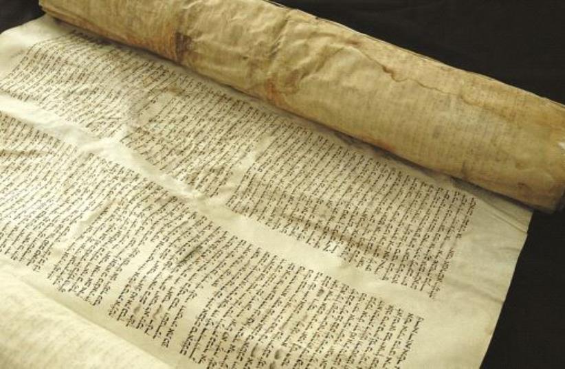 Un sefer Torah vieux de quatre siècles, trouvé dans un chantier en 2006 (photo credit: DR)