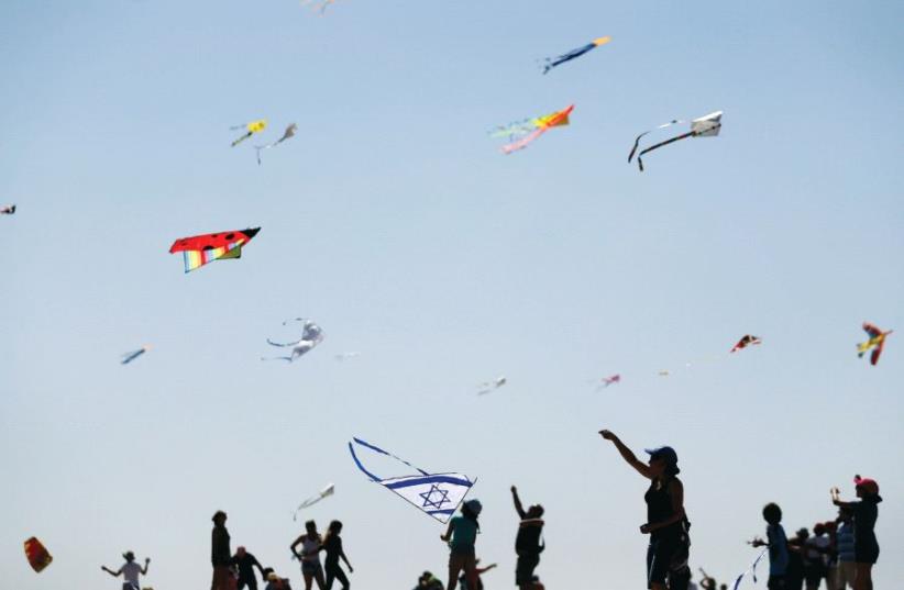 Flying kites in Israel (photo credit: REUTERS)