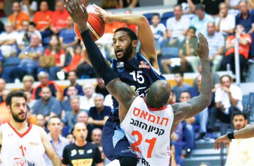 Hapoel Eilat ’S Pierria Henry (15) scored a game-high 34 points in last night’s 94-91 win over Charles Thomas and Maccabi Rishon Lezion to tie their quarterfinals series at 2-2. (photo credit: ADI AVISHAI)