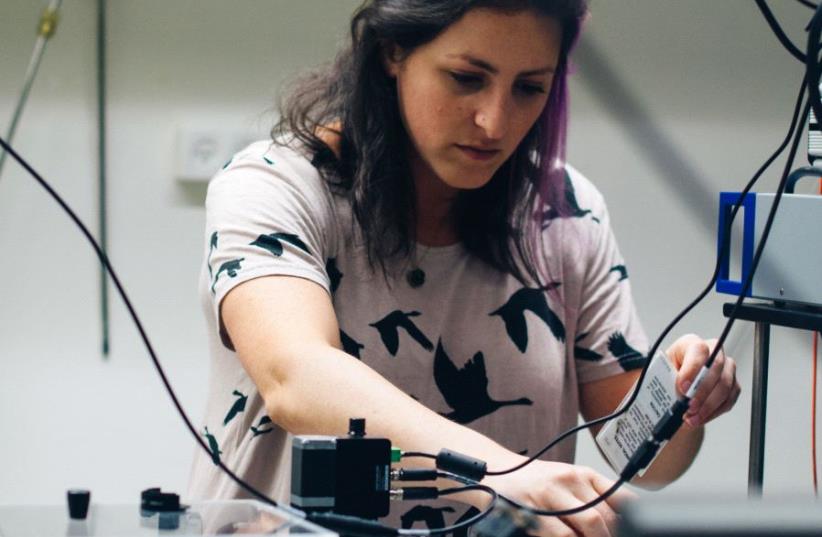 Graduate student Yifat Baruchi in Prof. Ronen Rapaport's lab, testing a photon measurement setup, at the Hebrew University's Quantum Information Science Center (photo credit: YITZ WOOLF FOR HEBREW UNIVERSITY)