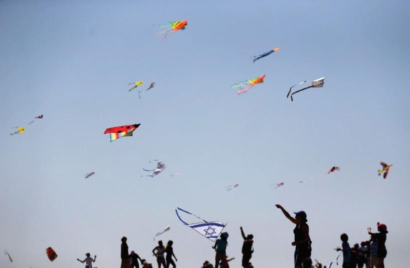 Israelis fly kites on Rosh Hashana (photo credit: REUTERS)