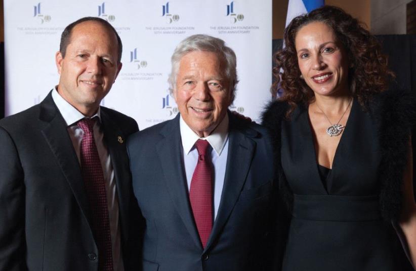 Arbib with (from left) Mayor Nir Barkat and New England Patriots owner Robert Kraft at the celebration for the Jerusalem Foundation’s 50th anniversary, at New York City’s Metropolitan Museum of Art in September 2016 (photo credit: JERUSALEM FOUNDATION)