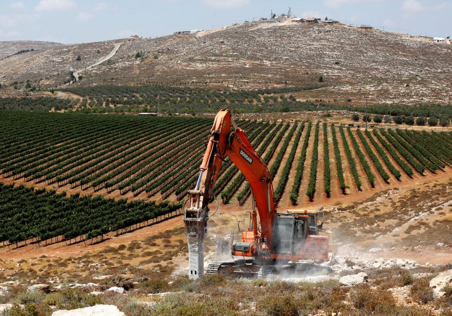 Heavy machinery work on a field as they begin construction work of Amichai, a new settlement which will house some 300 Jewish settlers evicted in February from the illegal West Bank settlement of Amona, in the West Bank June 20, 2017. REUTERS / Ronen Zvulun 