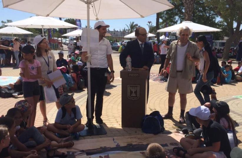 Impersonators of former prime ministers Menachem Begin and David Ben-Gurion teach children civics as part of a Knesset activity in Dimona.  (photo credit: COURTESY KNESSET)