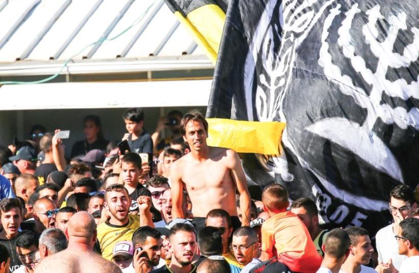 Yoss i Benayoun (center) received a hero’s welcome from Beitar Jerusalem fans earlier this week after saying he had supported the club his entire life and hopes to end his career with the yellow-and-black (photo credit: DANNY MAARON)