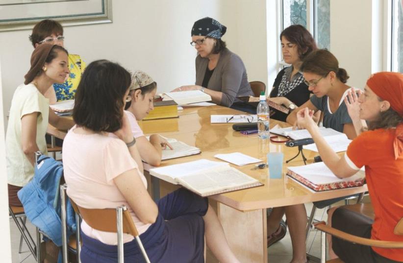 Un groupe de femmes à l'étude (photo credit: ARDON BAR-HAMA)