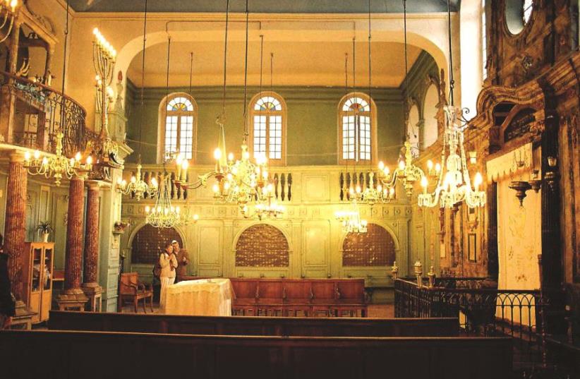 Une des vues intérieure de la Synagogue de Carpentras (photo credit: WIKIPEDIA)