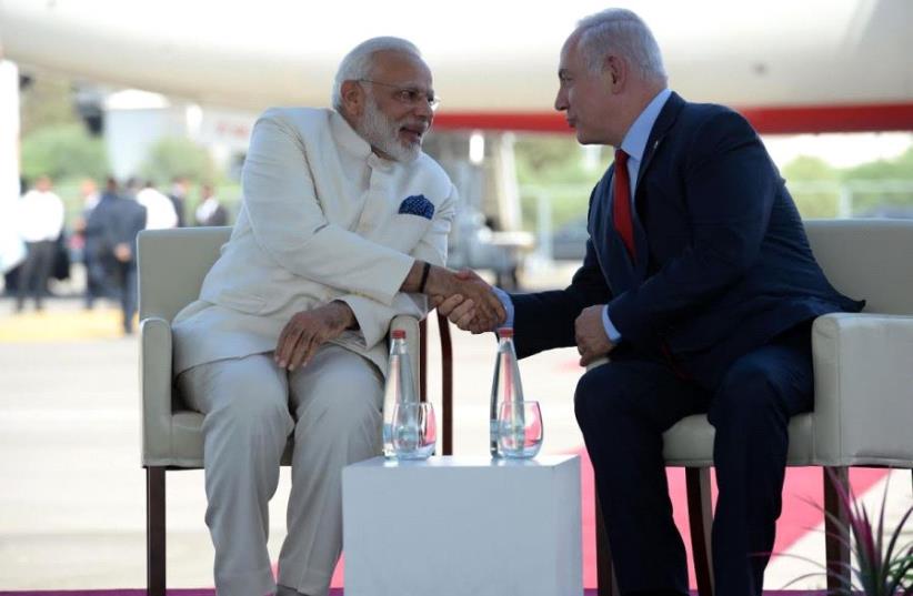 Prime Minister Benjamin Netanyahu greets Indian Prime Minister Narendra Modi upon his arrival in Israel, July 4, 2017 (photo credit: HAIM ZACH/GPO)