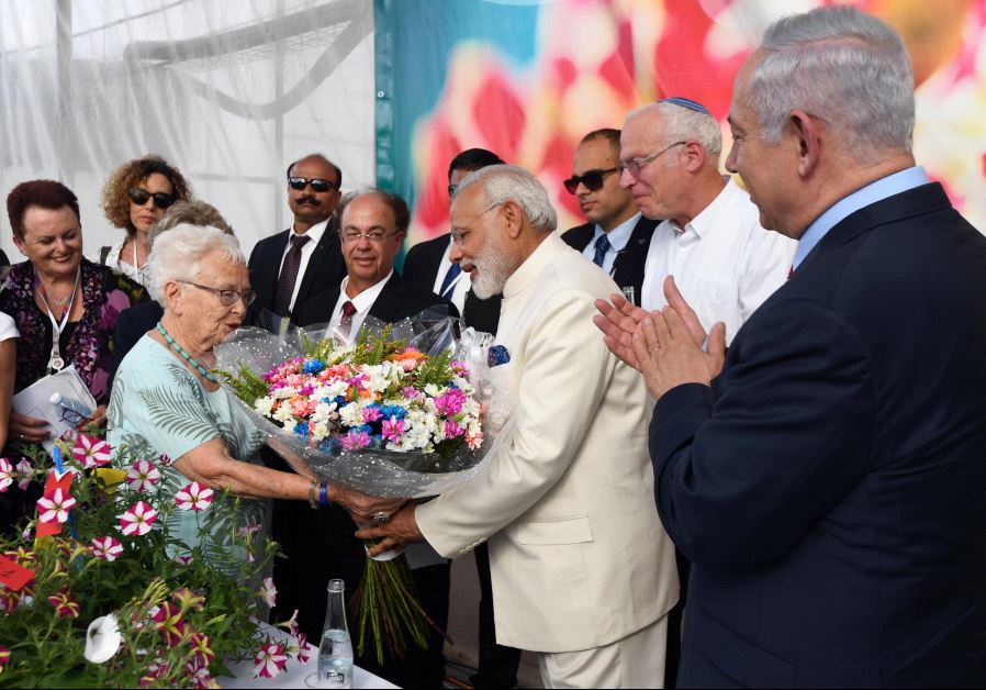 Indian Prime Minister Narendra Modi and Israeli Prime Minister Benjamin Netanyahu at the Danziger “Dan” flower farm (GPO) 