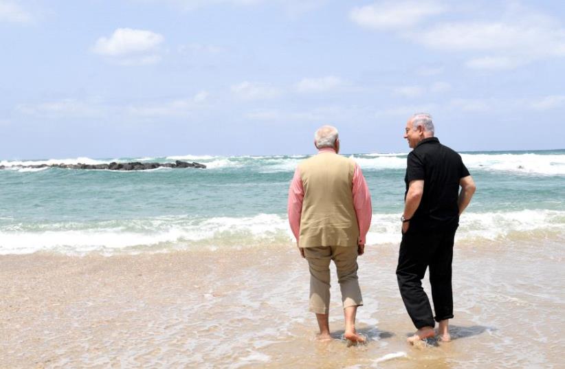 Israeli Prime Minister Benjamin Netanyahu and Indian Prime Minister Narendra Modi tour Dor Beach on the third day of Modi's visit to Israel‏ (photo credit: KOBI GIDEON/GPO)