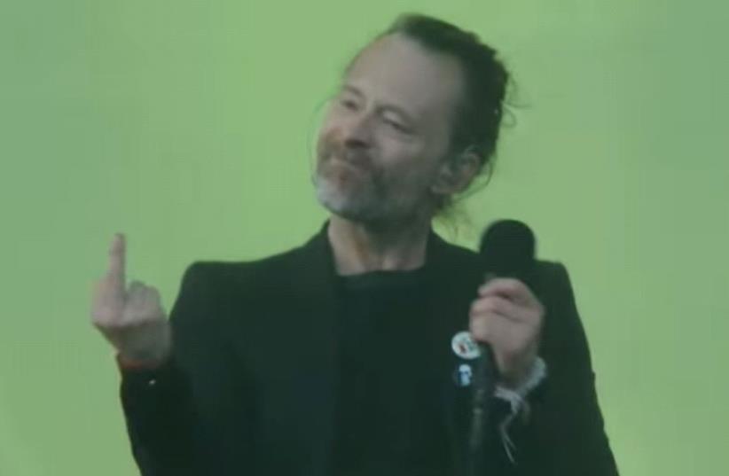 Radiohead's Yorke gives BDS supporters the finger during Glasgow concert  (photo credit: YOUTUBE SCREENSHOT)