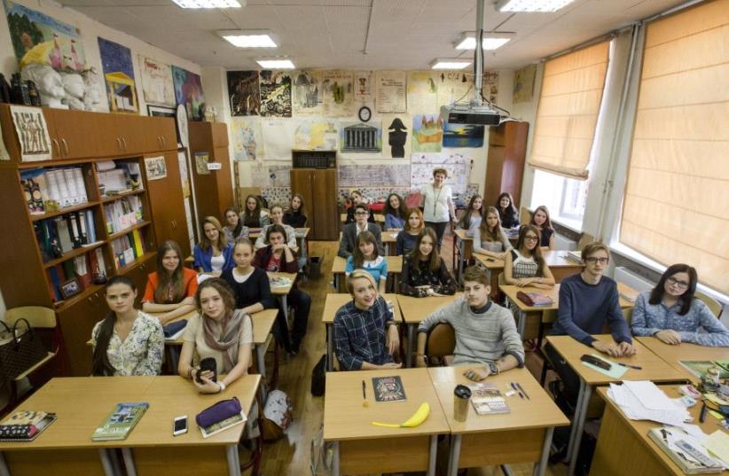Students pose for a group portrait in Moscow, Russia, September 23, 2015. (photo credit: REUTERS)