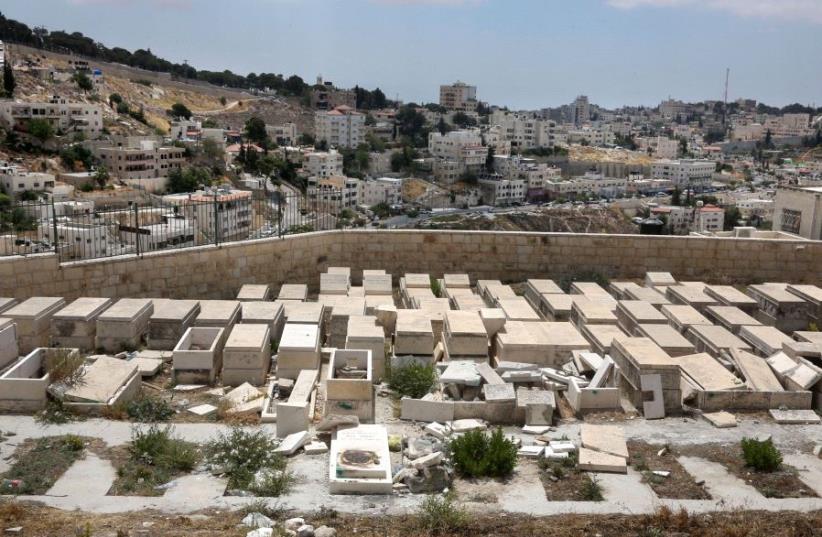 The Jewish Cemetery on the Mount of Olives (photo credit: MARC ISRAEL SELLEM/THE JERUSALEM POST)