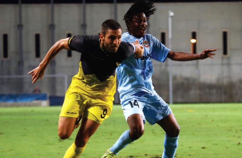Beitar Jerusalem striker Itay Shechter (left) battles with Botev Plovdiv’s Meledje Omnibes during last night’s 1-1 draw in the first leg of the Europa League second qualifying round in Petah Tikva. (photo credit: UDI ZITIAT)